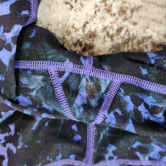 Lululemons size 6 leggings - Picture 3 of 4